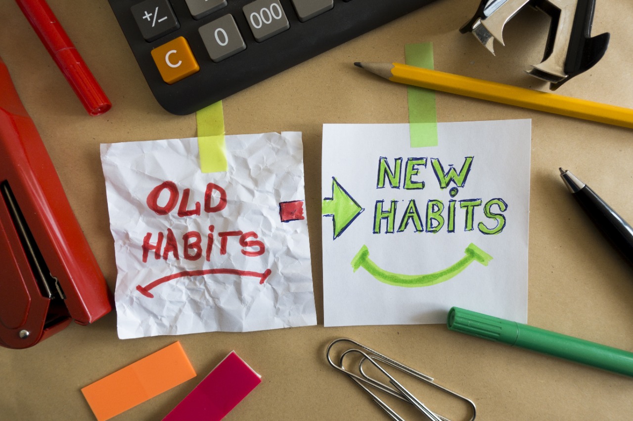 5-HABITS-YOU-MUST-QUIT-FOR-A-SUCCESSFUL-2023